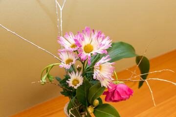 和室の床の間に飾られた美しい生け花