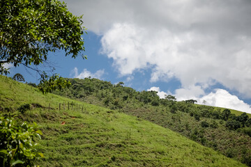 Lindo ceu azul na natureza com olha na montanha
