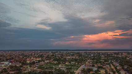 Ciudad amazónica con el cielo de la hora dorada