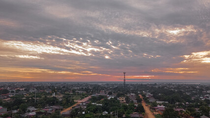 Ciudad amazónica con el cielo de la hora dorada