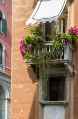 Fototapeta na wymiar Kleiner Balkon mit Blumenschmuck, Venedig