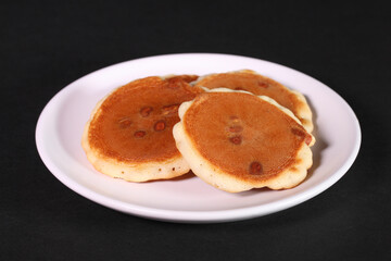 皿の上のピーナツせんべい