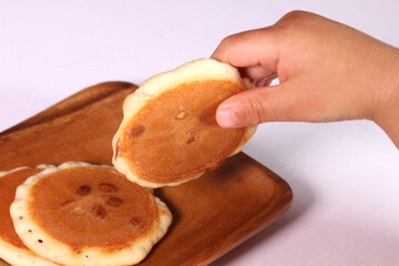 ピーナツせんべいを持つ幼児の手