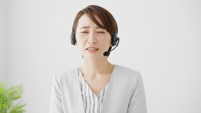 クレーム対応をするオペレーターの若いビジネスウーマン