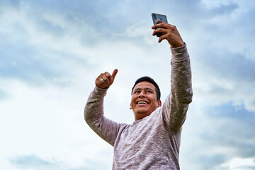 feliz al ver por fin al su familia a través de la pantalla esta un hombre haciendo una video...