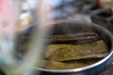 olla con tamales de masa hechos con hojas de plátano en la época de Día de muertos en México al...