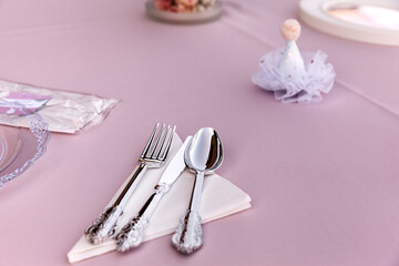 Birthday table settings in pastel colors