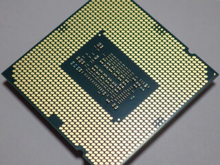 新品のCPU（中央処理装置）。文字部分は消去してあります。