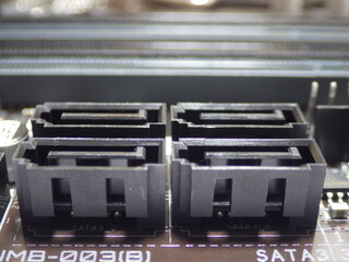 新品のマザーボード基板のSATAコネクタのクローズアップ