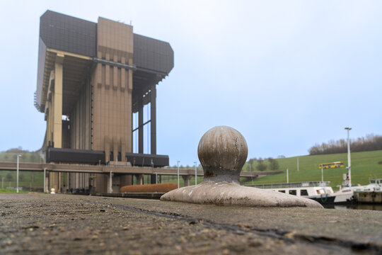 An bollard next he boat lift of Strepy Thieu