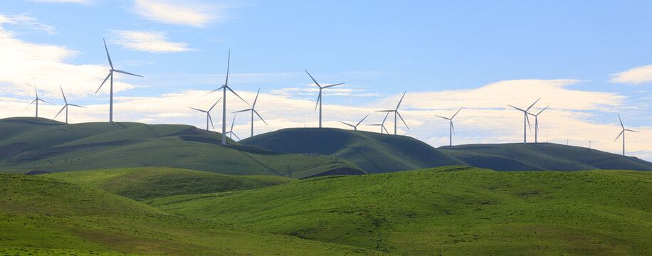 Turbines in Altamont Pass Wind Farm near Livermore, California, USA.