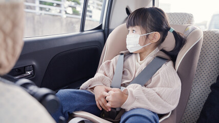 自動車のチャイルドシートに座っている子供