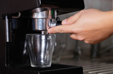 Connect the coffee maker's horn for a fresh and invigorating coffee. Close-up