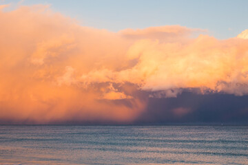 美しい夕日の光に包まれた海の景色