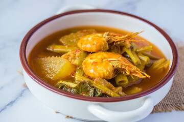 Yellow Curry with shrimp (Kaeng Som) Shrimp and vegetables mixed with local Thai food in a cup.