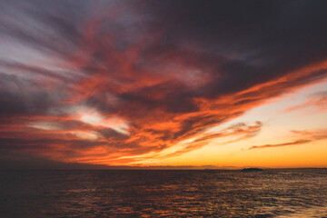 Fototapeta na wymiar 美しい夕日の光に包まれた海の景色