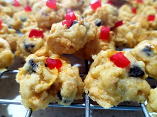 Red pearl biscuit. The main ingredients are flour, cornflakes, chocolate chips, and cherries. Cook in a hot oven.