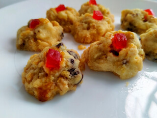 Red pearl biscuit. The main ingredients are flour, cornflakes, chocolate chips, and cherries. Cook in a hot oven.