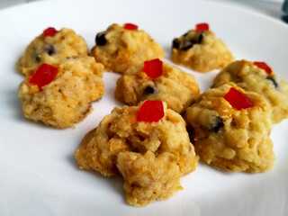 Red pearl biscuit. The main ingredients are flour, cornflakes, chocolate chips, and cherries. Cook in a hot oven.