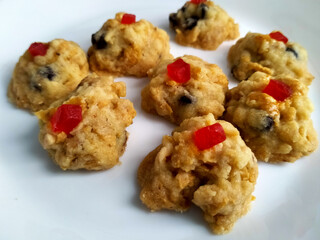 Red pearl biscuit. The main ingredients are flour, cornflakes, chocolate chips, and cherries. Cook in a hot oven.