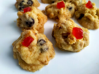 Red pearl biscuit. The main ingredients are flour, cornflakes, chocolate chips, and cherries. Cook in a hot oven.