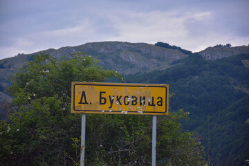 Ortsschild in Kyrillischer Schrift im Durmitor Nationalpark in Montenegro