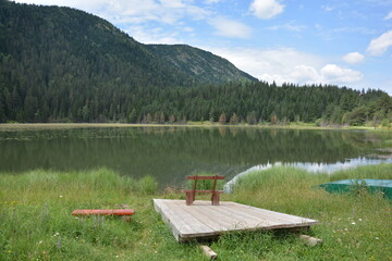 Kleines Floss mit Bank am Zminicko jezero See im Durmitor Nationalpark in Montenegro, mit Bergen im...
