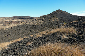 三原山登山道から見る山頂付近
