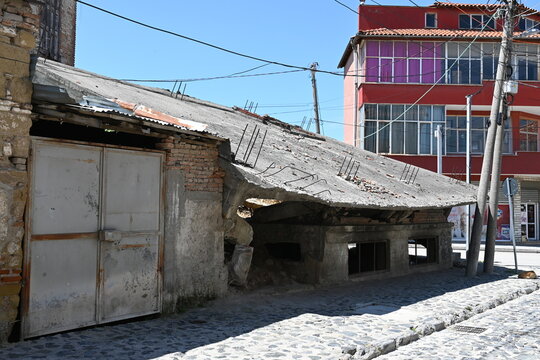 Eingefallenes Haus in Korca Albanien, Einsturzgefahr