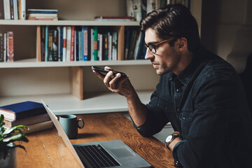 Obraz premium Making audio notes to help remember it all