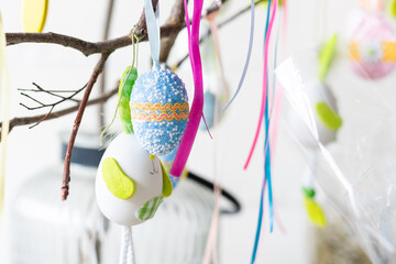 Dekorative easter eggs on tree branches.