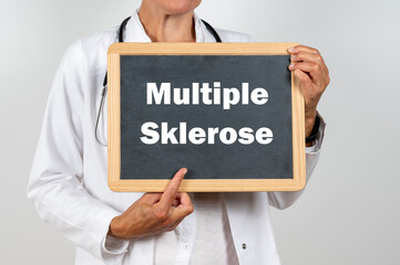 Eine Ärztin zeigt auf eine Tafel auf der Multiple Sklerose steht