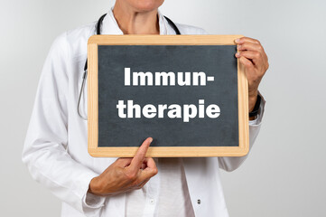 Ärztin mit einer Tafel auf der Immuntherapie steht