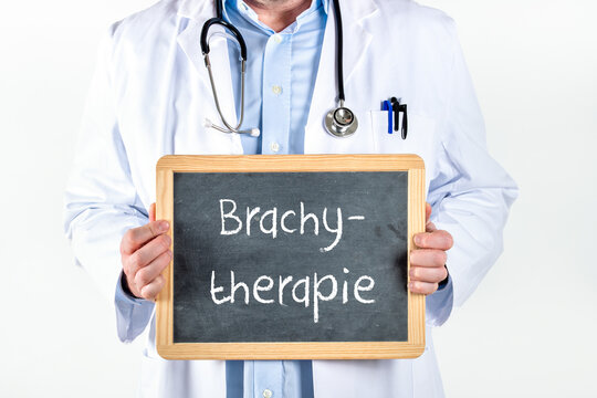 Arzt oder Urologe mit einer Tafel auf der Brachytherapie steht