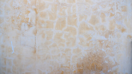 Pared amarilla cuarteada y desgastada por el tiempo