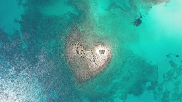 Vista aerea della famosa isola cuore a porto cesareo, lecce, puglia
