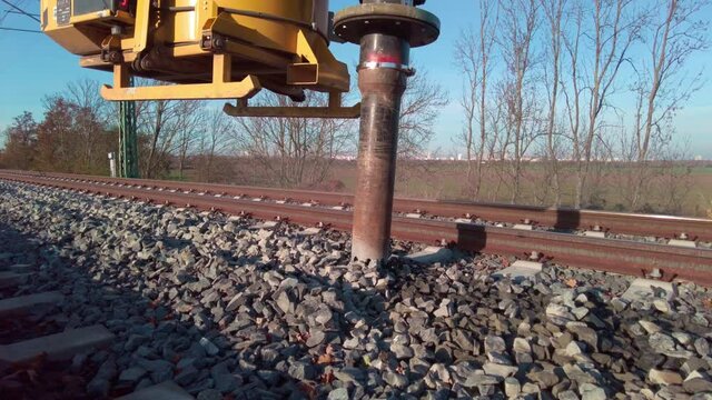 &Uuml;bersch&uuml;ssiger Schotter wird mit einer neuen Maschine abgesaugt