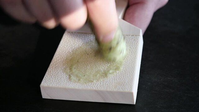 鮫皮のおろし器で新鮮な本わさびをおろす動画。