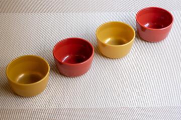 斜めに置いた4つのミニカップ