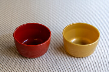 赤とカーキ色のミニカップ