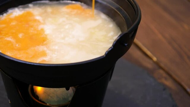 蟹雑炊。カニ鍋のシメにご飯と卵とズワイガニの身を入れる動画。