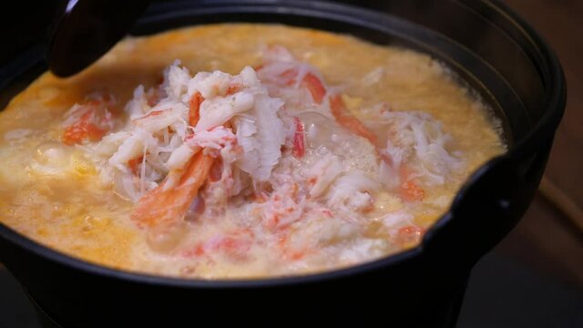 ズワイガニがたっぷり入った蟹雑炊。蟹の身と卵をご飯と混ぜる動画。かに鍋のしめ料理。