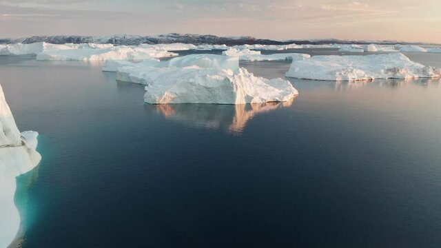 navegando entre los icebergs desde punto de vista aéreo