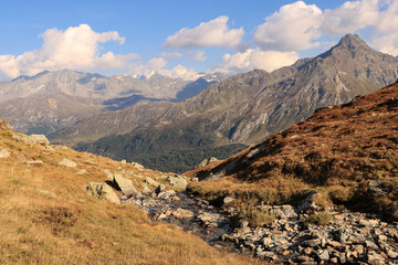 Zauberhafte Engadiner Alpenlandschaft; Junger Inn am Piz Lunghin, Blick hinüber zur Berninagruppe