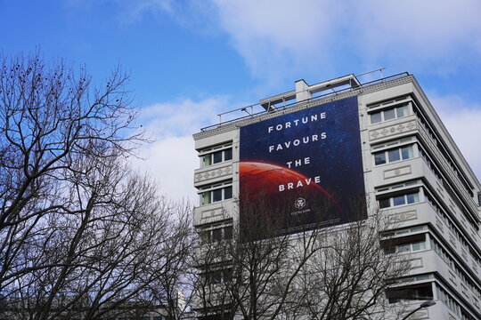 Gro&szlig;es Werbeplakat von crypto.com in Berlin am 18.01.2022