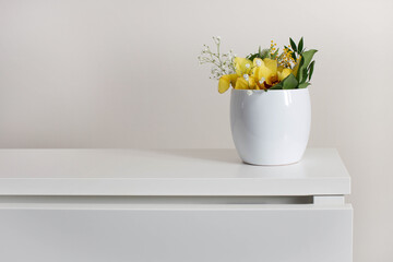 storczyk w białej doniczce na pustym biurku w pokoju lub domowym biurze