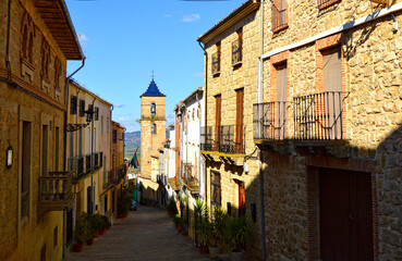 Fototapeta na wymiar Calle de Castellar con la Iglesia de Nuestra Señora de la Encarnación al fondo. Castellar es un pueblo de la Comarca del Condado en la provincia de Jaén, España.