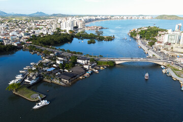 Linda imagem de drone do canal do centro de Guarapari, mostrando o transito, os barcos, carros e o...