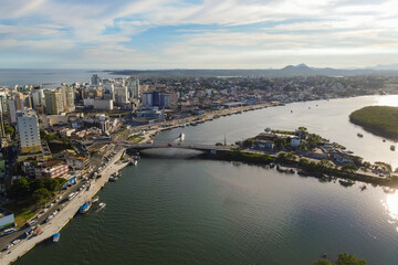 Linda imagem de drone do canal do centro de Guarapari, mostrando o transito, os barcos, carros e o por do sol.