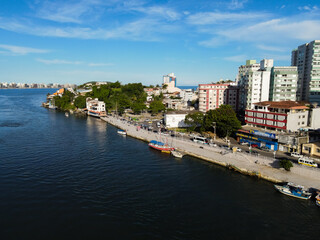 Fototapeta na wymiar Linda imagem de drone do canal do centro de Guarapari, mostrando o transito, os barcos, carros e o por do sol.
